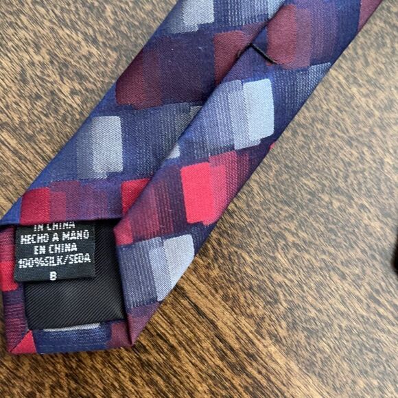 Men’s Van Heusen Multi-Colored Tie 100% Silk - Picture 6 of 6